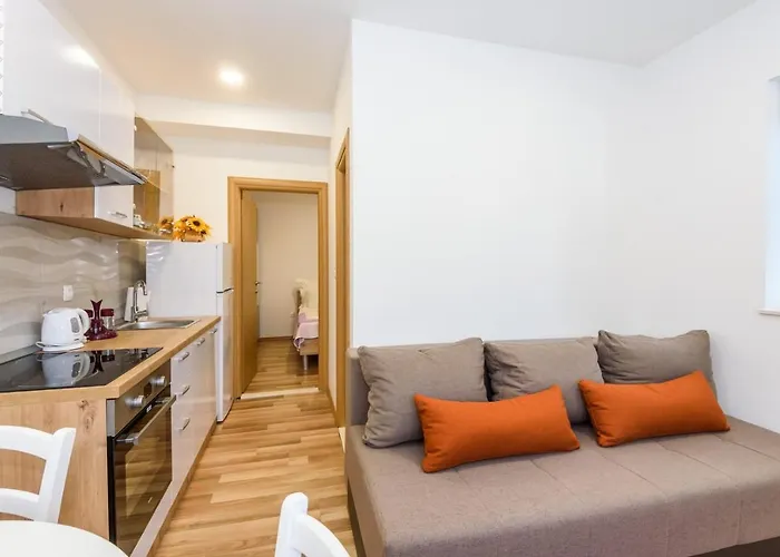 Apartment Dego Near Ploce, Riverfront, Parking