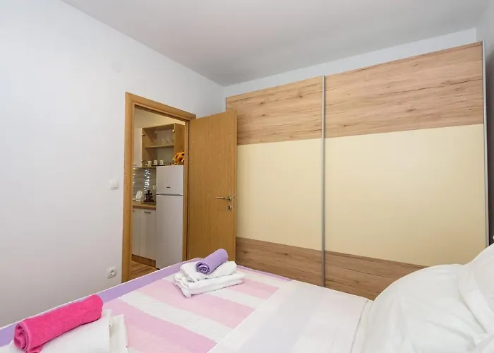 Dego Near Ploce, Riverfront, Parking Apartment Rogotin
