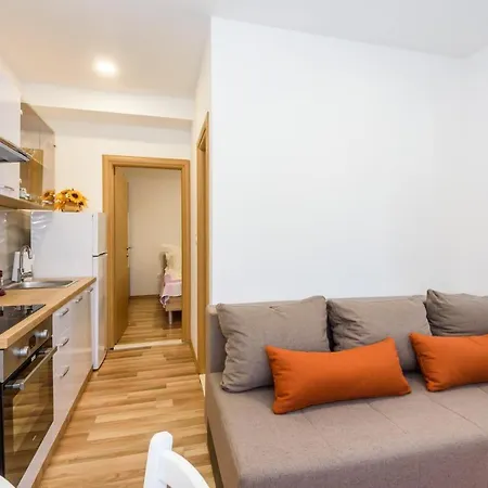 Apartment Dego Near Ploce, Riverfront, Parking