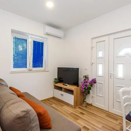 Dego Near Ploce, Riverfront, Parking Apartment Rogotin