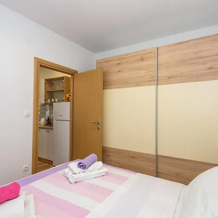 Dego Near Ploce, Riverfront, Parking Apartment Rogotin